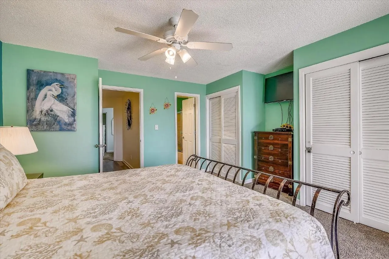 Sugar Beach A6-Lovely 4 Bedroom 3 Bath Condo, Sleeps 11, Free Beach Chairs 2021! Condo Panama City Beach