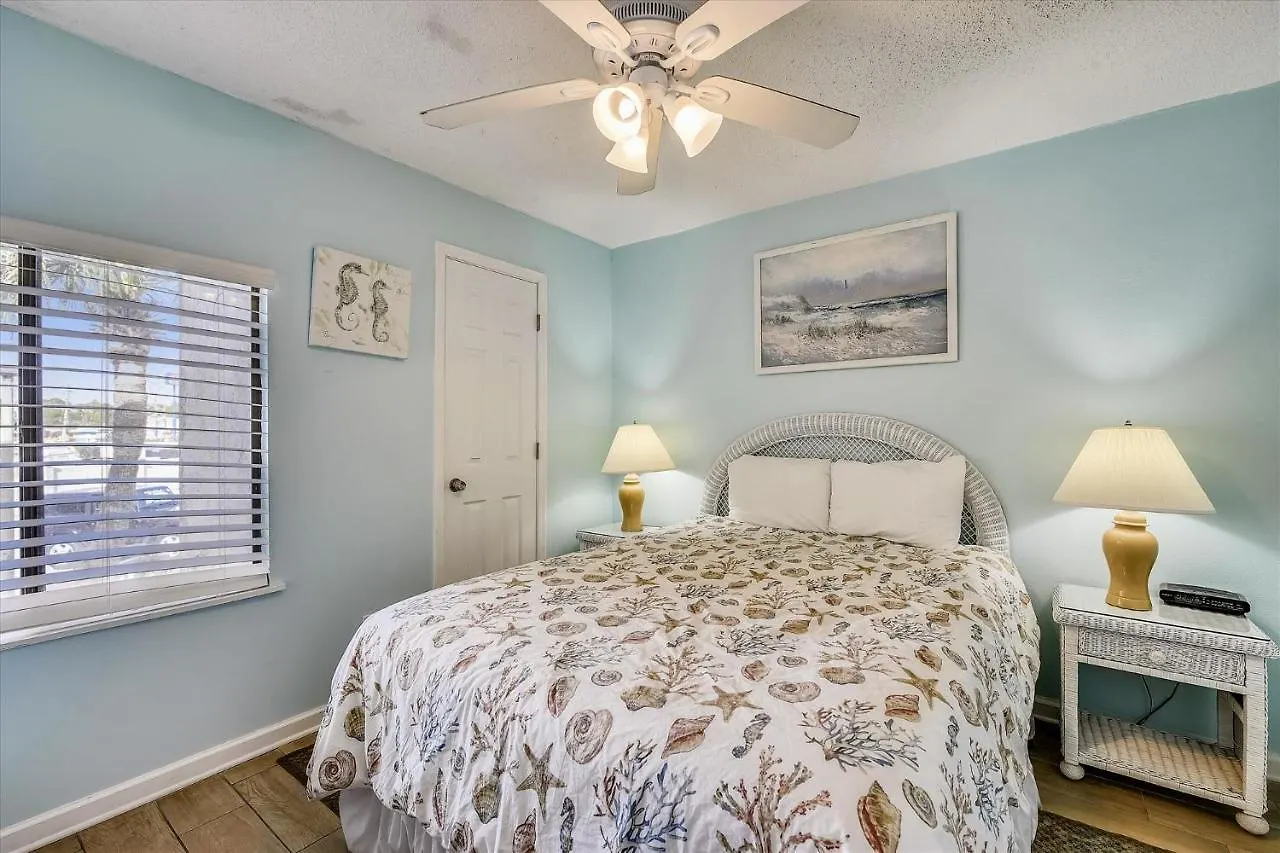 Sugar Beach A6-Lovely 4 Bedroom 3 Bath Condo, Sleeps 11, Free Beach Chairs 2021! Condo Panama City Beach United States