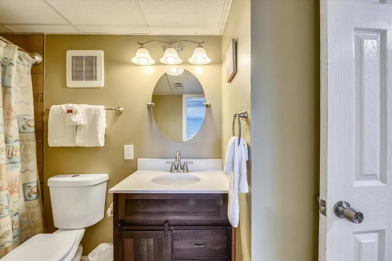 Apartment Sugar Beach A6-Lovely 4 Bedroom 3 Bath Condo, Sleeps 11, Free Beach Chairs 2021! Condo Panama City Beach