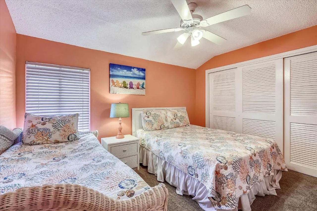 Sugar Beach A6-Lovely 4 Bedroom 3 Bath Condo, Sleeps 11, Free Beach Chairs 2021! Condo Panama City Beach United States