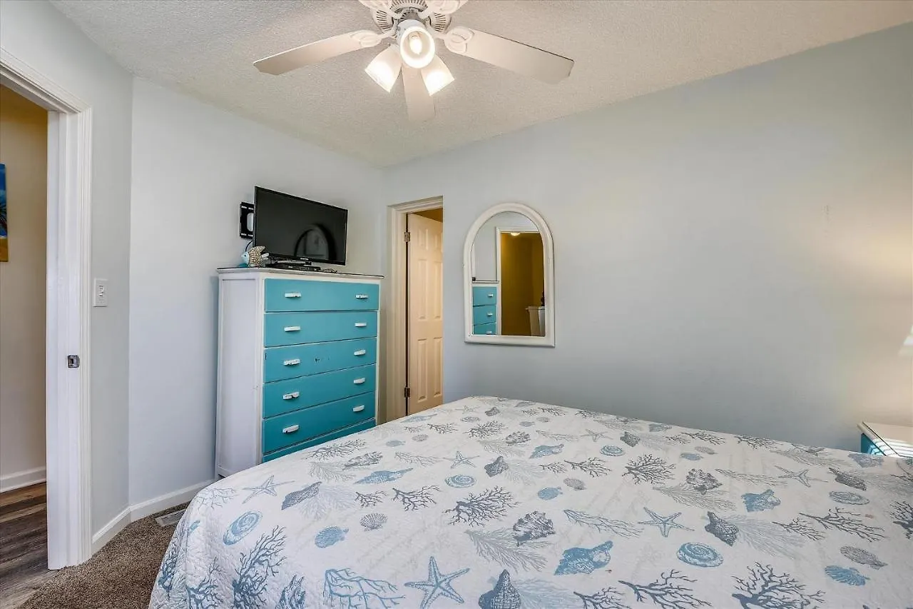 Sugar Beach A6-Lovely 4 Bedroom 3 Bath Condo, Sleeps 11, Free Beach Chairs 2021! Condo Panama City Beach